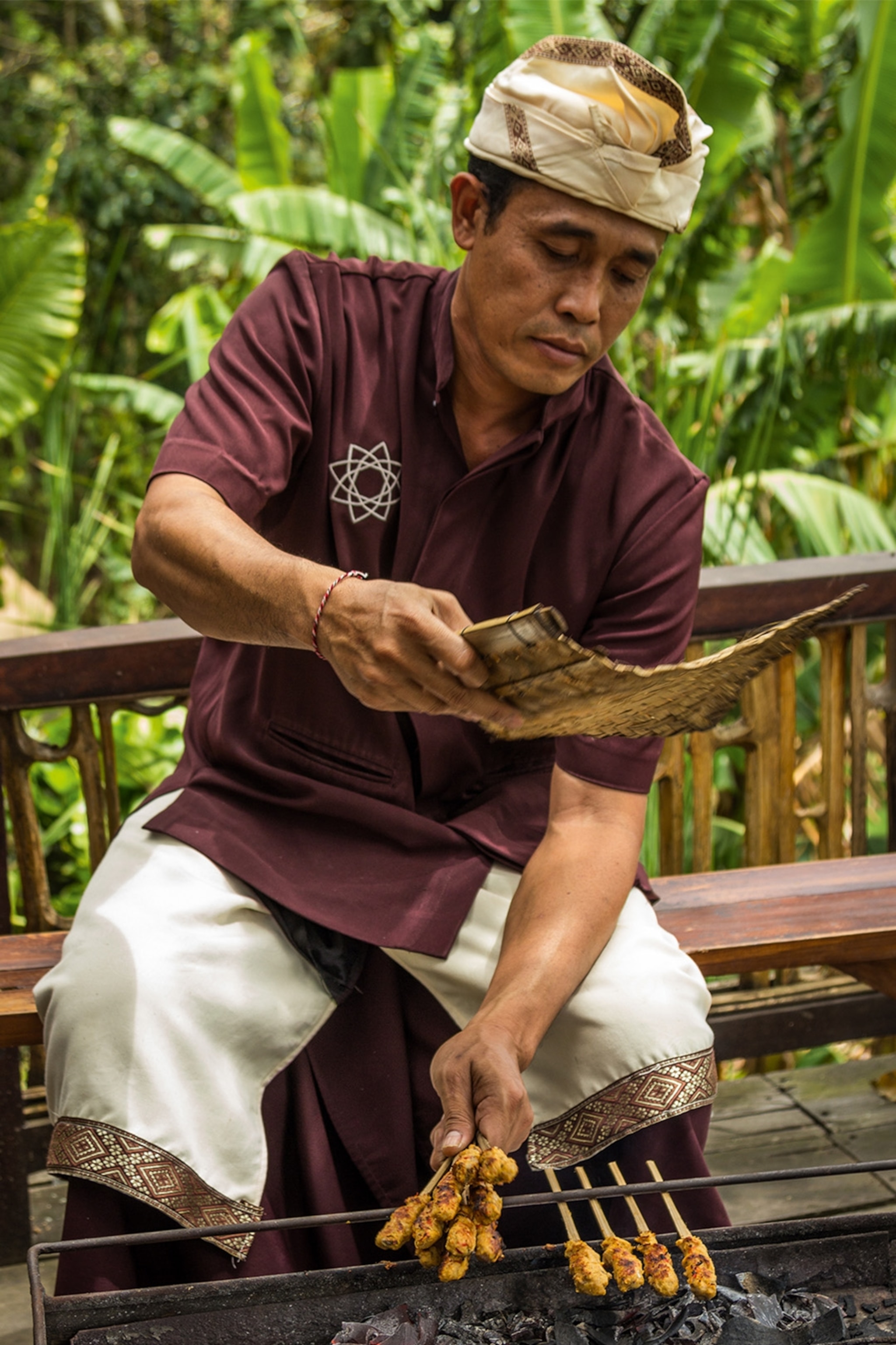 Cozinhando na brasa em Bali Asli.