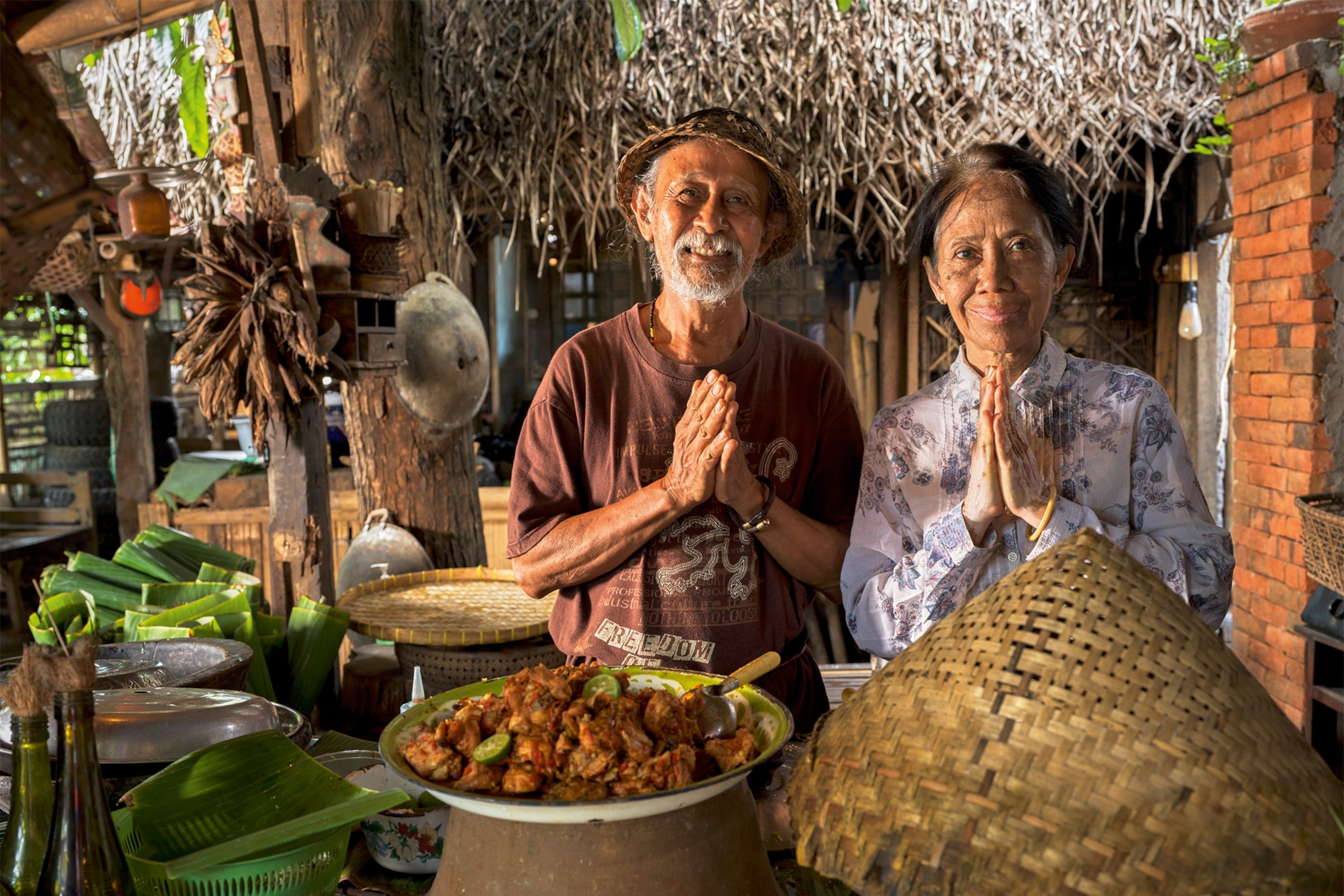 Bapak e Ibu Tekor, proprietários do Warung Nasi Tekor em Denpasar.